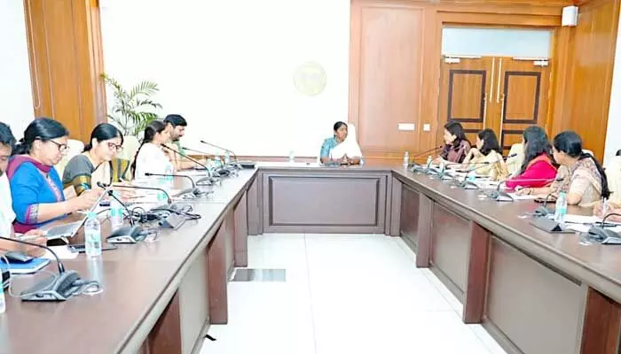 కేవలం ఒక్క శాఖకే పరిమితం కావొద్దు: మంత్రి సీతక్క కీలక ఆదేశం కేవలం ఒక్క శాఖకే పరిమితం కావొద్దు: మంత్రి సీతక్క కీలక ఆదేశం