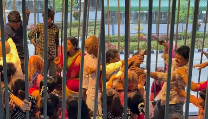 Fight between devotees in Tirumala queue Fight between devotees in Tirumala queue