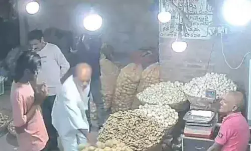 జగిత్యాల రైతు బజార్‌లో కౌన్సిలర్ భర్త హంగామా