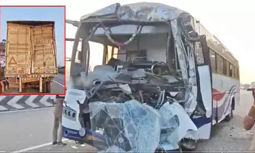 కంటైనర్‌ను ఢీకొట్టిన ఆర్టీసీ బస్సు.. 10 మంది ప్రయాణికులకు తీవ్ర గాయాలు