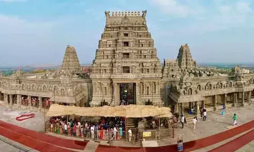 Yadagirigutta: సంపూర్ణ చంద్రగ్రహణం ఎఫెక్ట్.. యాదగిరిగుట్ట ఆలయం మూసివేత