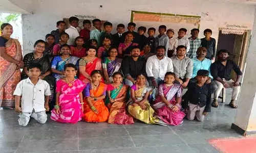 విద్యార్థుల చేతుల్లో పాఠశాల పరిపాలన