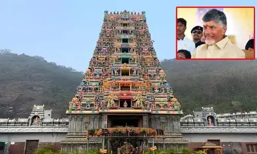 సీఎం చంద్రబాబుతో దుర్గగుడి పాలక మండలి చైర్మన్ సమావేశం.. వేడుకలకు ఆహ్వానం