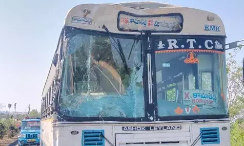 లారీని ఢీకొన్న ఆర్టీసీ బస్సు