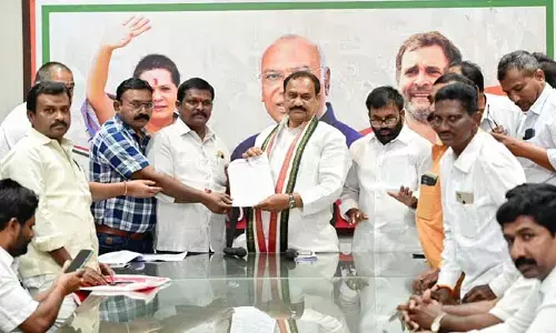 పారా మెడికల్ సర్టిఫికెట్స్ ఇప్పించాలి.. టీపీసీసీ చీఫ్​ను కలిసిన గ్రామీణ వైద్యుల సంఘం నాయకులు