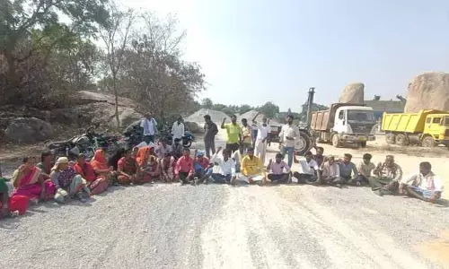 క్వారీల్లో పేలుళ్లు.. రైతుల ధర్నా
