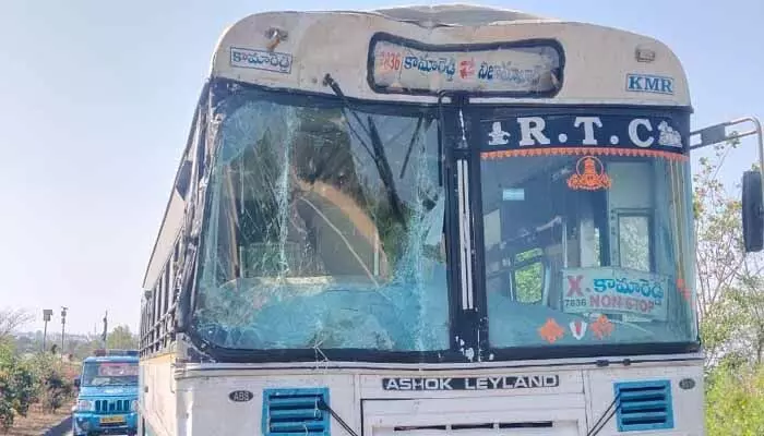 లారీని ఢీకొన్న ఆర్టీసీ బస్సు లారీని ఢీకొన్న ఆర్టీసీ బస్సు