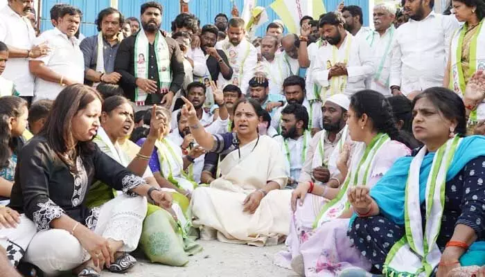 Kalvakuntla Kavitha: బుల్డోజర్లు తెచ్చే వరకూ ఆందోళన కొనసాగిస్తాం Kalvakuntla Kavitha: బుల్డోజర్లు తెచ్చే వరకూ ఆందోళన కొనసాగిస్తాం