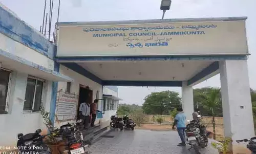 చెత్తాచెదారం.. అంటువ్యాధుల భయం: నరకప్రాయంగా మారిన జమ్మికుంట వీధులు
