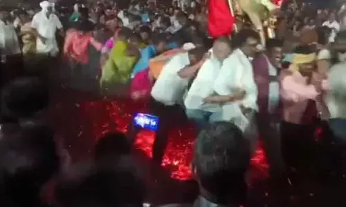 ఘోర ప్రమాదం: అగ్నిగుండంలో పడిపోయిన భక్తులు.. పది మందికి తీవ్ర గాయాలు