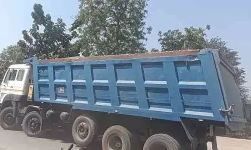 అధిక లోడ్ల‌తో వెళ్తున్న టిప్ప‌ర్లు