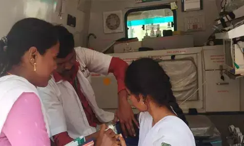 కోతులు త‌ర‌మ‌డంతో ఇంట‌ర్ విద్యార్థినికి తీవ్ర గాయాలు