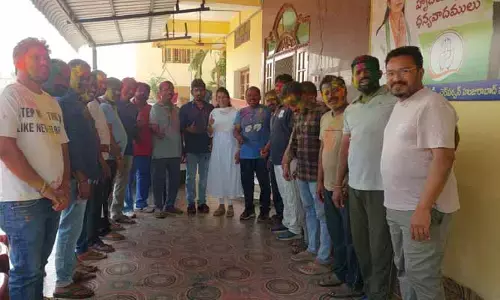 హుజూరాబాద్ లో రంగుల కేళి