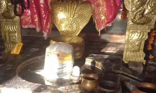 కోటగడ్డలో కాకతీయుల నాటి ఆలయంలో శివలింగాన్ని తాకిన సూర్యకిరణాలు
