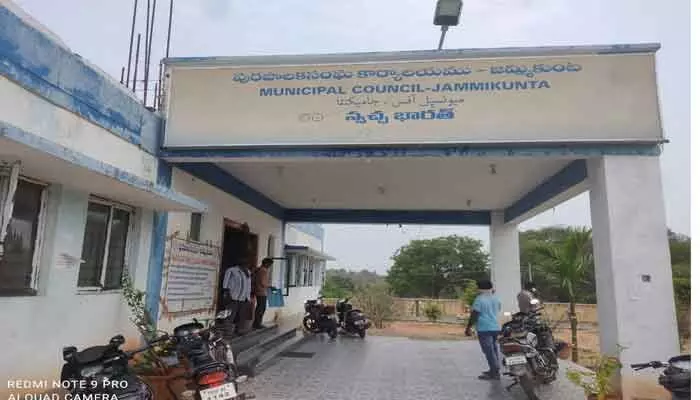 చెత్తాచెదారం.. అంటువ్యాధుల భయం: నరకప్రాయంగా మారిన జమ్మికుంట వీధులు చెత్తాచెదారం.. అంటువ్యాధుల భయం: నరకప్రాయంగా మారిన జమ్మికుంట వీధులు