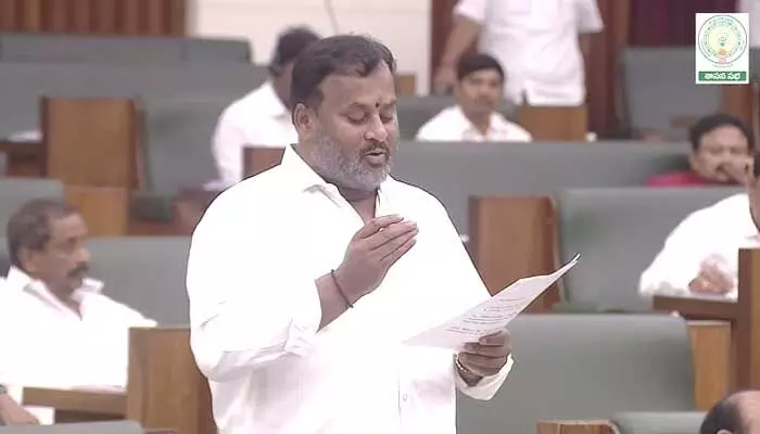 గల్ఫ్ దేశాల్లో యుద్ధ పరిస్థితులు.. ఎవరూ ఆందోళన చెందవద్దన్న మంత్రి మండిపల్లి గల్ఫ్ దేశాల్లో యుద్ధ పరిస్థితులు.. ఎవరూ ఆందోళన చెందవద్దన్న మంత్రి మండిపల్లి