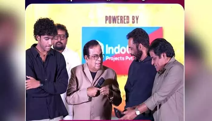 స్టేజీపై శివాజీ కొడుకును చెంపదెబ్బ కొట్టిన బ్రహ్మానందం.. స్టేజీపై శివాజీ కొడుకును చెంపదెబ్బ కొట్టిన బ్రహ్మానందం..