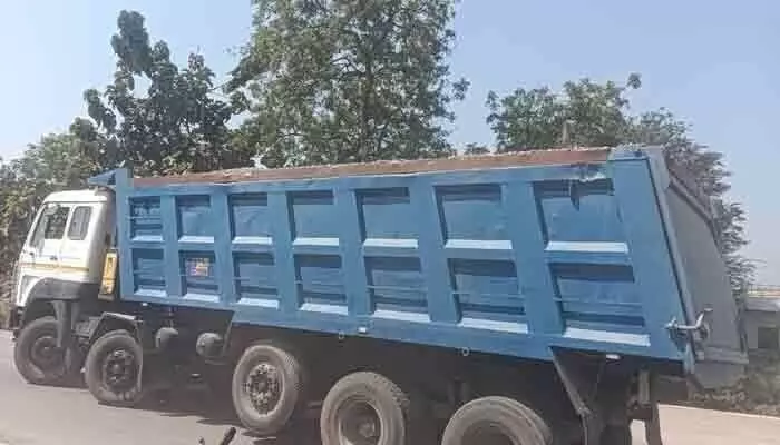 అధిక లోడ్లతో వెళ్తున్న టిప్పర్లు అధిక లోడ్లతో వెళ్తున్న టిప్పర్లు