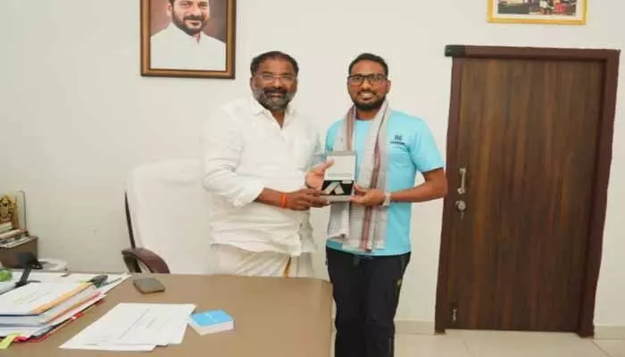 మంత్రి వాకిటి శ్రీహరిని కలిసిన అంతర్జాతీయ క్రీడాకారుడు మృత్యంజయ సుంకర్ మంత్రి వాకిటి శ్రీహరిని కలిసిన అంతర్జాతీయ క్రీడాకారుడు మృత్యంజయ సుంకర్