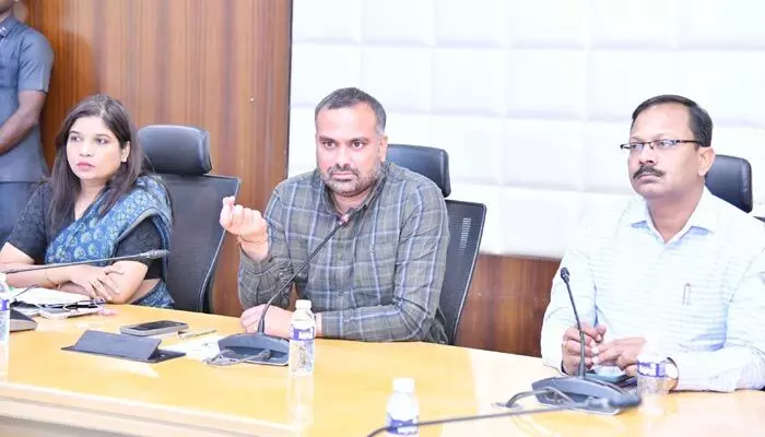జీహెచ్ఎంసీలో ఈ-వేస్ట్, బయోమెడికల్ వ్యర్థాలకు ప్రత్యేక డ్రైవ్: అధికారులకు కమిషనర్ కీలక ఆదేశాలు జీహెచ్ఎంసీలో ఈ-వేస్ట్, బయోమెడికల్ వ్యర్థాలకు ప్రత్యేక డ్రైవ్: అధికారులకు కమిషనర్ కీలక ఆదేశాలు