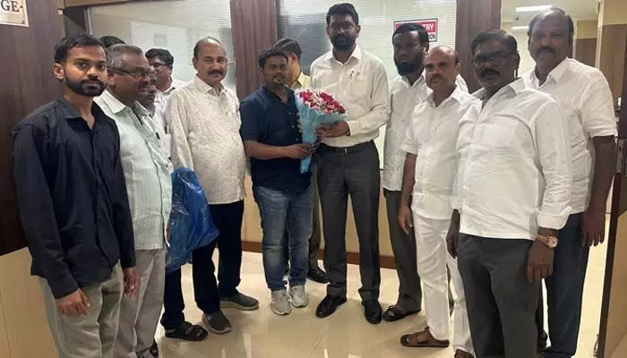 కొత్త సీఎండీ జితిన్ వి పాటిల్ను కలిసిన విద్యుత్ కాంట్రాక్టర్లు.. త్వరలో పూర్తిస్థాయిలో సమావేశం కొత్త సీఎండీ జితిన్ వి పాటిల్ను కలిసిన విద్యుత్ కాంట్రాక్టర్లు.. త్వరలో పూర్తిస్థాయిలో సమావేశం