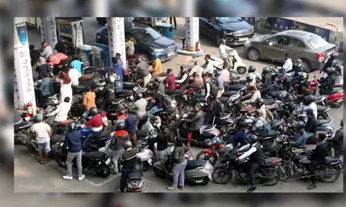 మిడిల్ ఈస్ట్ యుద్ధం.. దేశవ్యాప్తంగా పెట్రోల్ బంకుల వద్ద భారీ క్యూ