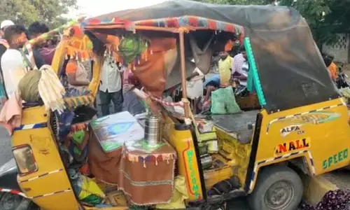టైరు పగిలి రోడ్డు ప్రమాదం.. ఎగిరి ఏడడుగుల గుంతలో పడిన ఆటో