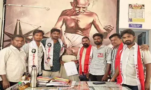 ఎంఈవో కుర్చీకి  విన‌తి పత్రాన్ని సమర్పించిన విద్యార్థి సంఘాలు