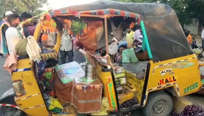 టైరు పగిలి రోడ్డు ప్రమాదం.. ఎగిరి ఏడడుగుల గుంతలో పడిన ఆటో టైరు పగిలి రోడ్డు ప్రమాదం.. ఎగిరి ఏడడుగుల గుంతలో పడిన ఆటో