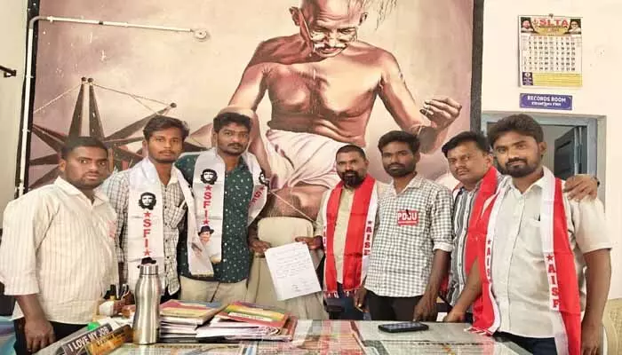 ఎంఈవో కుర్చీకి వినతి పత్రాన్ని సమర్పించిన విద్యార్థి సంఘాలు ఎంఈవో కుర్చీకి వినతి పత్రాన్ని సమర్పించిన విద్యార్థి సంఘాలు
