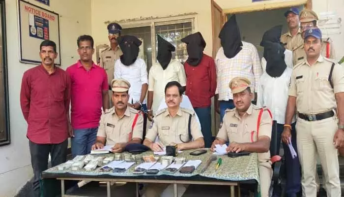 దొంగతనాలకు పాల్పడిన ఆరుగురు వ్యక్తులు అరెస్ట్ దొంగతనాలకు పాల్పడిన ఆరుగురు వ్యక్తులు అరెస్ట్