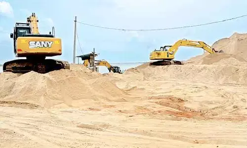 తుంగభద్ర నదీ గర్భంలో యథేచ్ఛగా ఇసుక అక్రమ తవ్వకాలు