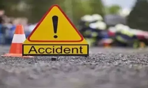 రోడ్డు  ప్రమాదంలో ఇద్దరు దుర్మరణం
