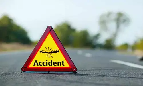 రోడ్డు ప్ర‌మాదంలో ఇద్ద‌రు యువ‌కులు మృతి