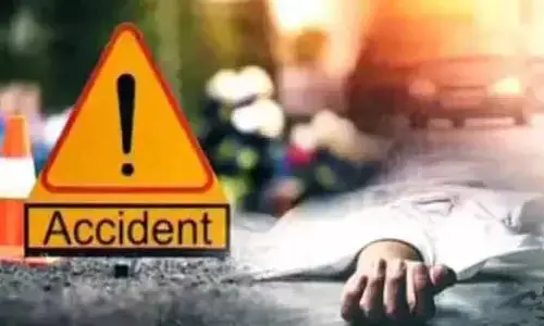 డీసీఎంను ఢీ కొట్టి యువకుడు మృతి