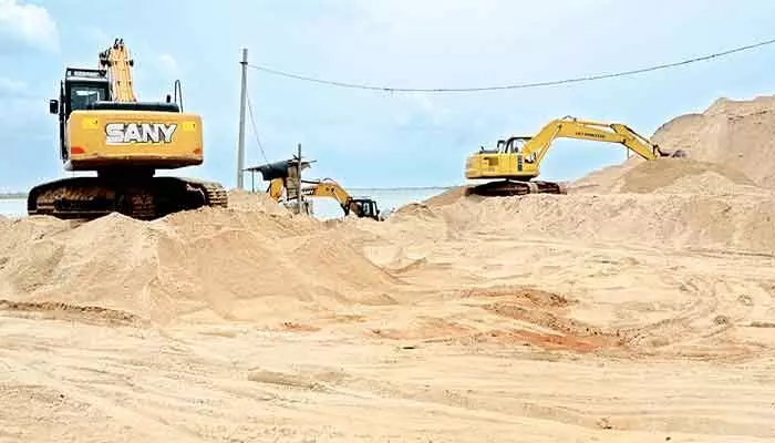 తుంగభద్ర నదీ గర్భంలో యథేచ్ఛగా ఇసుక అక్రమ తవ్వకాలు తుంగభద్ర నదీ గర్భంలో యథేచ్ఛగా ఇసుక అక్రమ తవ్వకాలు
