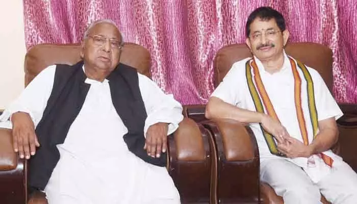 రాజ్యసభ ఎన్నికల వేళ ఆసక్తికర పరిణామం.. వీహెచ్తో వేం నరేందర్ రెడ్డి భేటీ రాజ్యసభ ఎన్నికల వేళ ఆసక్తికర పరిణామం.. వీహెచ్తో వేం నరేందర్ రెడ్డి భేటీ