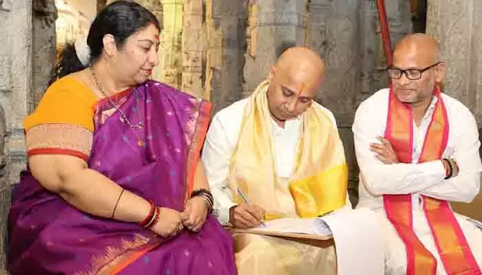 శ్రీవారి సేవలో ముద్దాడ రవిచంద్ర.. టీటీడీ నూతన ఈవోగా బాధ్యతల స్వీకరణ శ్రీవారి సేవలో ముద్దాడ రవిచంద్ర.. టీటీడీ నూతన ఈవోగా బాధ్యతల స్వీకరణ