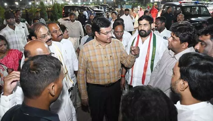 HYD: నల్లచెరువును పరిశీలించిన హైడ్రా కమిషనర్ HYD: నల్లచెరువును పరిశీలించిన హైడ్రా కమిషనర్
