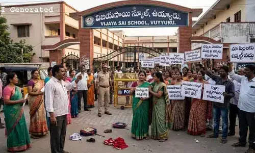స్కూల్ పిల్లలకు చెప్పుల దండ వేసిన టీచర్స్.. కన్నీటి పర్యంతమైన పేరెంట్స్