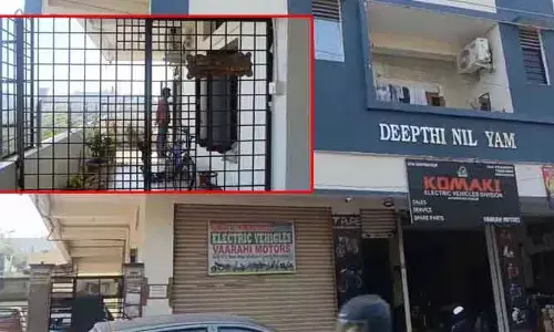 పంజా విసిరిన ఏసీబీ.. తహసీల్దార్ శ్రవణ్ ఇంట్లో సోదాలు