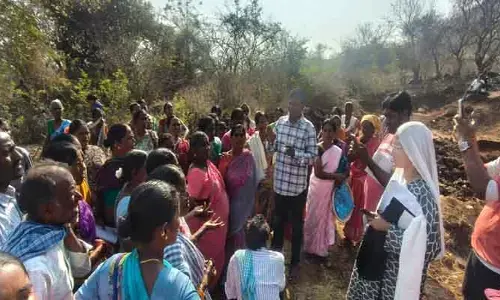 ఉపాధి హామీ కూలీల‌కు త‌ప్ప‌ని ఇబ్బందులు