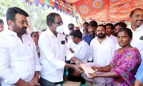 వెలుగుమట్ల బాధితులకు అండగా బీఆర్ఎస్ : పువ్వాడ అజయ్ కుమార్