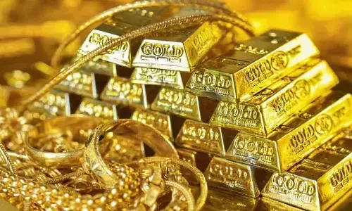 పతనమైన బంగారం .. స్థిరంగానే వెండి