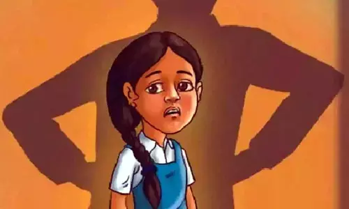 బాలికల పట్ల అసభ్య ప్రవర్తన.. ఉపాధ్యాయుడికి దేహశుద్ది