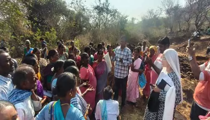 ఉపాధి హామీ కూలీలకు తప్పని ఇబ్బందులు ఉపాధి హామీ కూలీలకు తప్పని ఇబ్బందులు