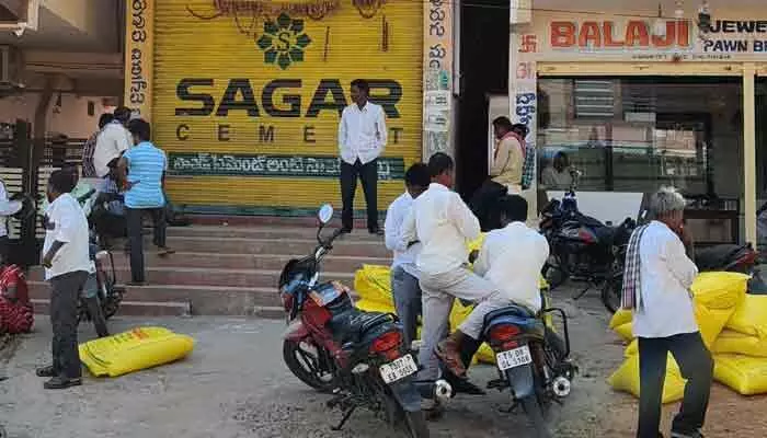 అధిక ధరలకు యూరియా విక్రయాలు.. పట్టించుకోని అధికారులు అధిక ధరలకు యూరియా విక్రయాలు.. పట్టించుకోని అధికారులు