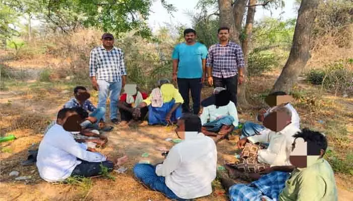 పేకాట స్థావరం పై దాడి.. 10 మంది అరెస్ట్ పేకాట స్థావరం పై దాడి.. 10 మంది అరెస్ట్
