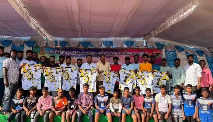 క్రీడలతోనే శారీరక దారుఢ్యం : బీసీ సంఘం అధ్యక్షులు గుజ్జరీ రాఘవేందర్ క్రీడలతోనే శారీరక దారుఢ్యం : బీసీ సంఘం అధ్యక్షులు గుజ్జరీ రాఘవేందర్