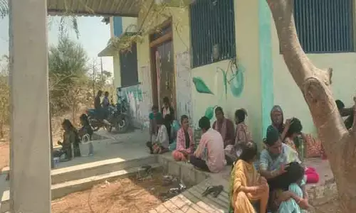 సెల‌వు రోజుల్లో పాఠ‌శాల బ‌య‌టే రేవ‌ల్లి కేజీబీవీ విద్యార్థినులు
